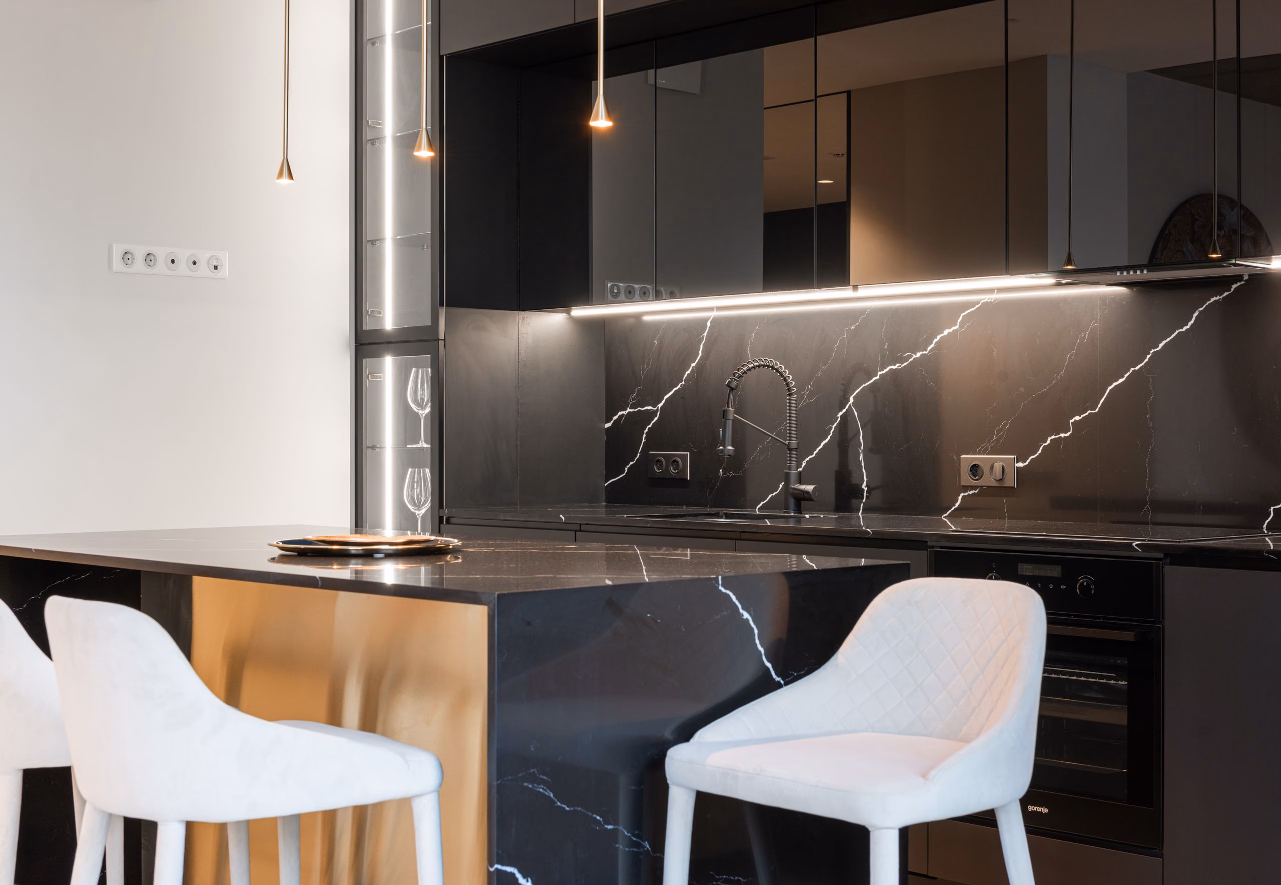 Koyu mermer tezgâhlı, pirinç detaylı modern mutfak